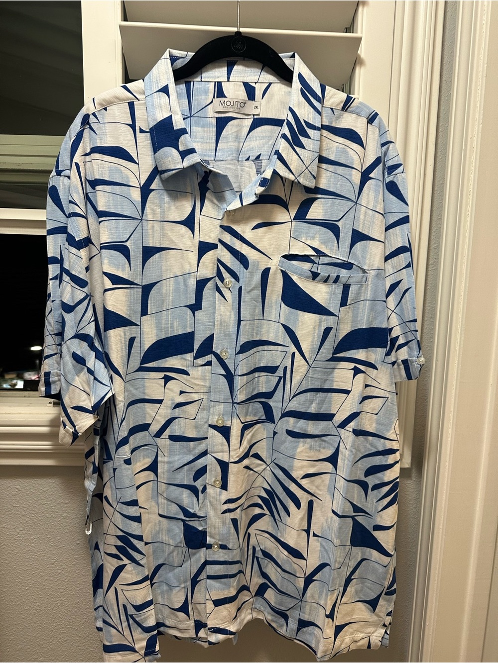 Men’s White & Blue Short-Sleeve Button-Down Shirt